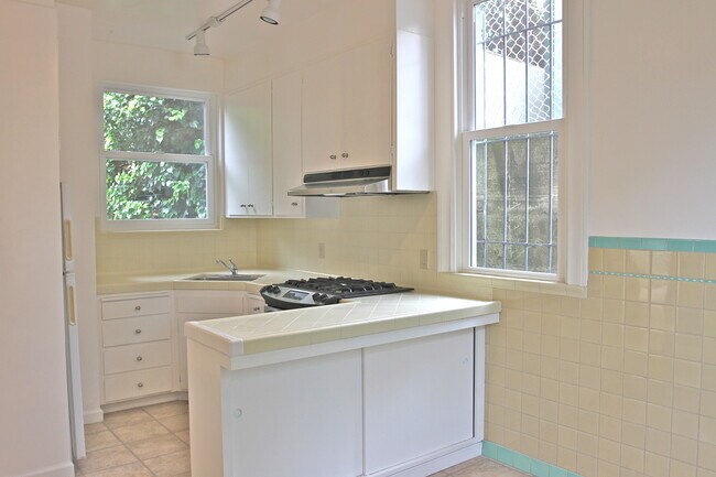 One Bedroom Home in Russian Hill with Rose Garden photo 3