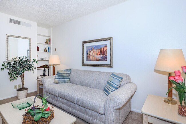 Bronco Apartments photo 2