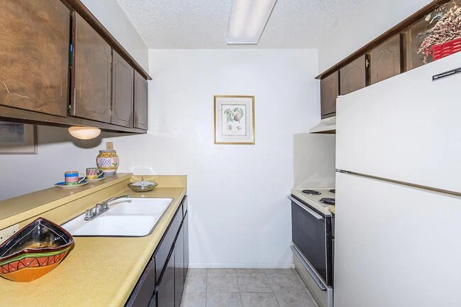 Bronco Apartments photo 3