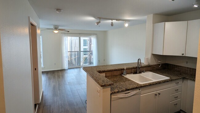 323 Queen Anne Ave N Seattle, WA 98109 photo 4
