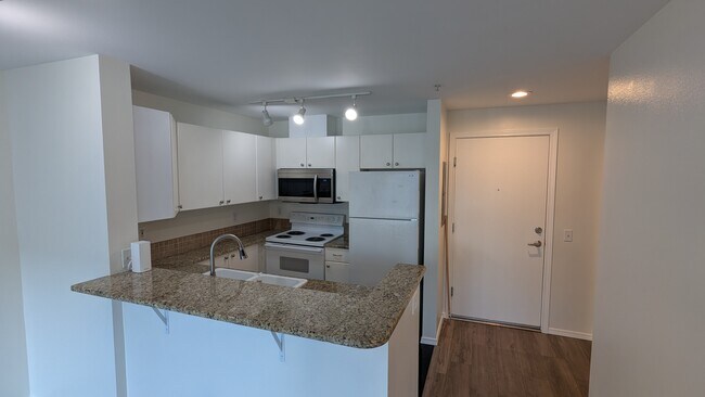 323 Queen Anne Ave N Seattle, WA 98109 photo 5