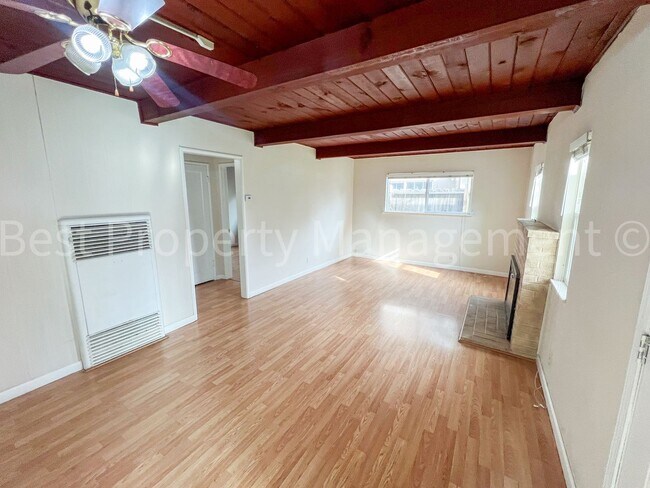Great Shape Cute Single Family Home in North Fremont photo 4