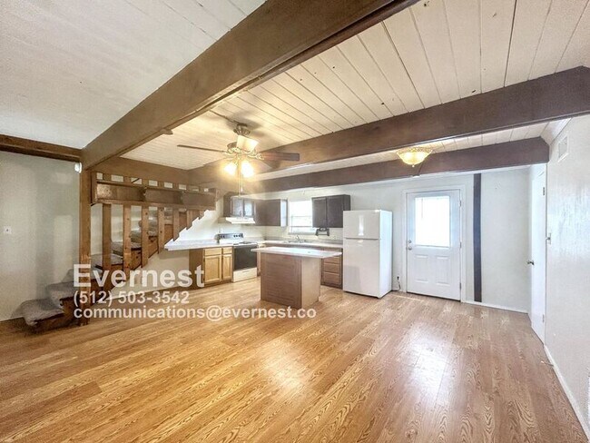 801 W Navarro St Llano, TX 78643 photo 3
