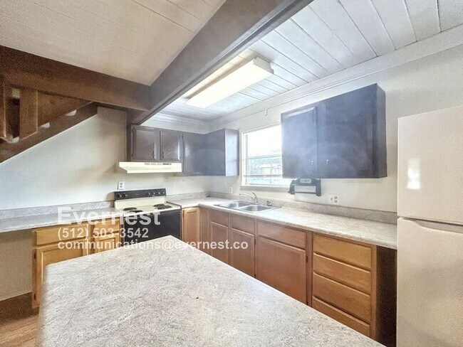801 W Navarro St Llano, TX 78643 photo 2