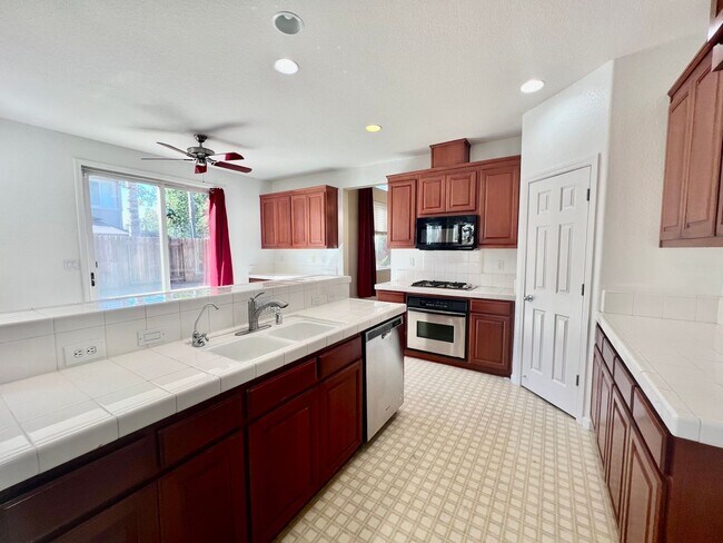 Lovely 5 Bedroom 3 Bath Home in Oakley photo 3