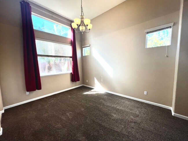 Lovely 5 Bedroom 3 Bath Home in Oakley photo 5