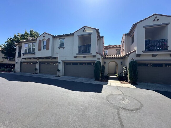 Stunning 3 Bedroom, 2.5 Bath Townhome / Best Property Management