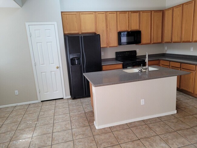 10933 W Minnezona Ave Phoenix, AZ 85037 photo 3