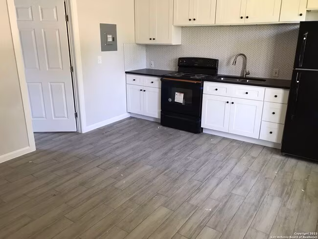 112 Oelkers St San Antonio, TX 78204 photo 2
