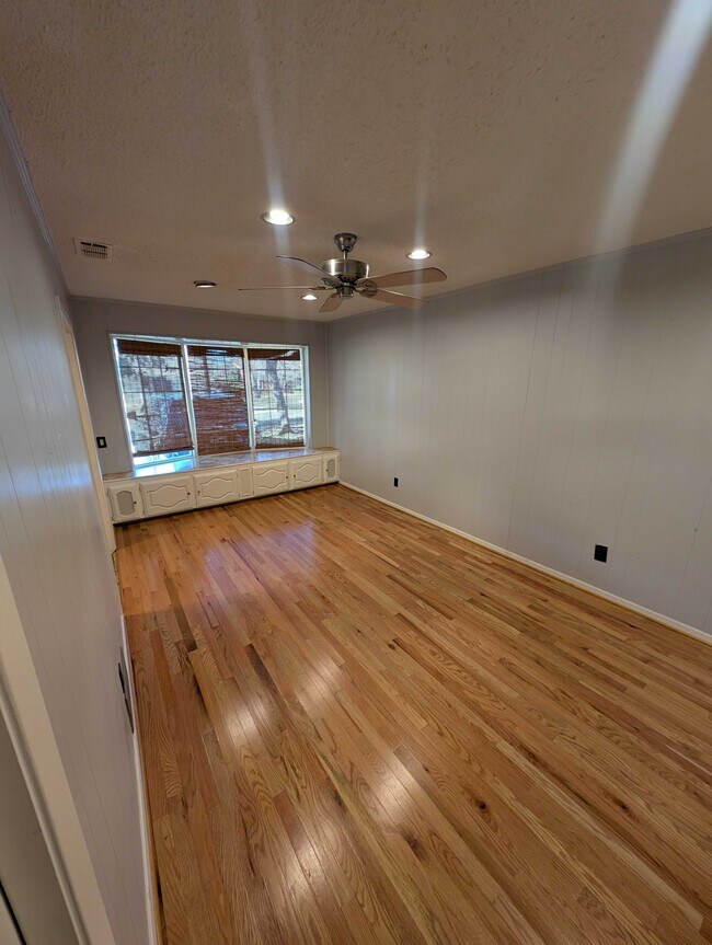 10316 Lavano Ln Dallas, TX 75228 photo 4