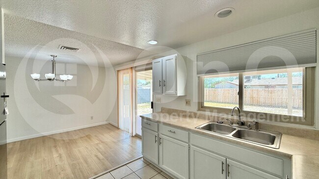 3602 N 72nd Ln Phoenix, AZ 85033 photo 3
