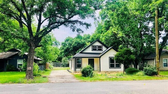 411 Euclid St Cleburne, TX 76033 photo 4