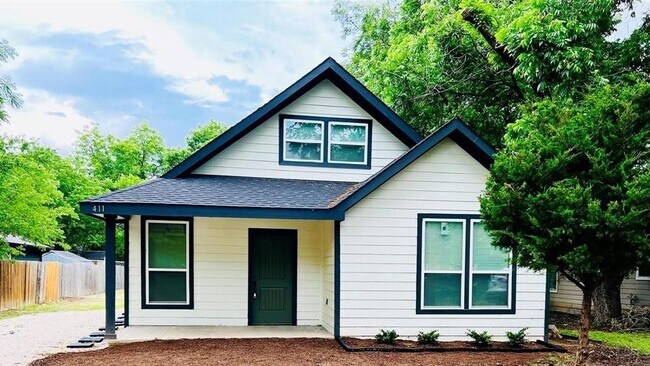 411 Euclid St Cleburne, TX 76033 photo 3
