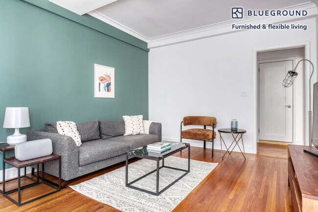 210 W 70th St New York, NY 10023 photo 2