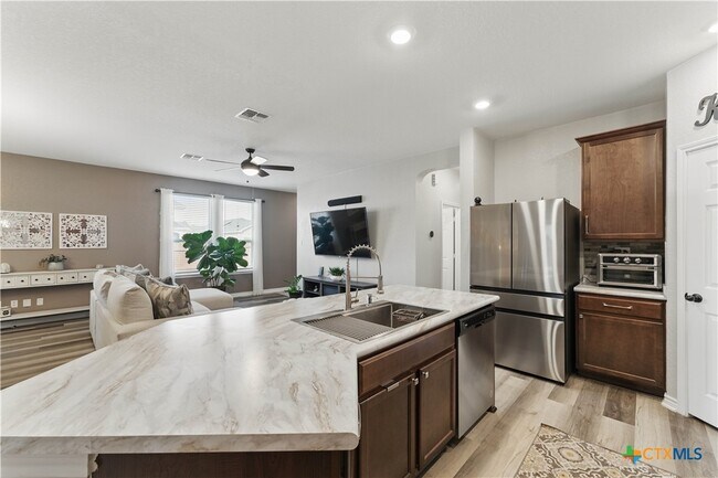 304 Dakota Crk New Braunfels, TX 78130 photo 4