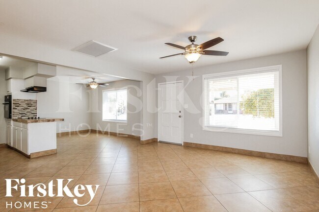 2324 E Paradise Dr Phoenix, AZ 85028 photo 3