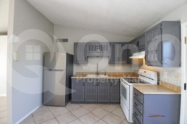 3120 N 67th Ln Phoenix, AZ 85033 photo 2