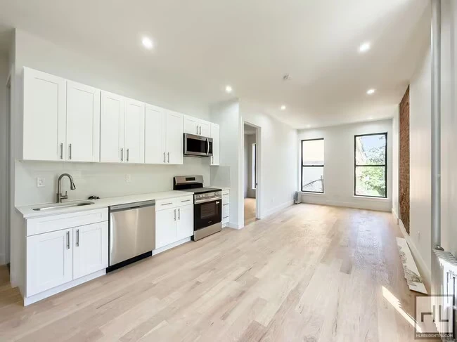 Expansive Sun-drenched Bed-Stuy 7 Bed 3-Bath Duplex photo 4
