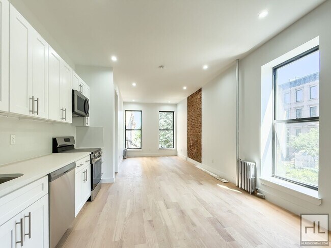 Expansive Sun-drenched Bed-Stuy 7 Bed 3-Bath Duplex photo 2