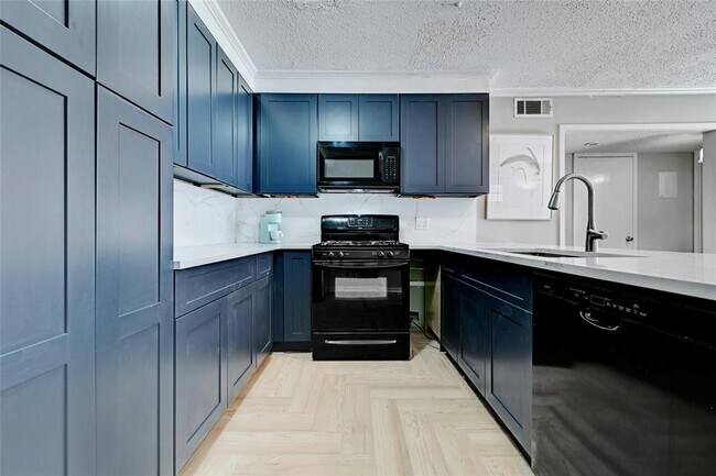 1304 Summit St Austin, TX 78741 photo 4