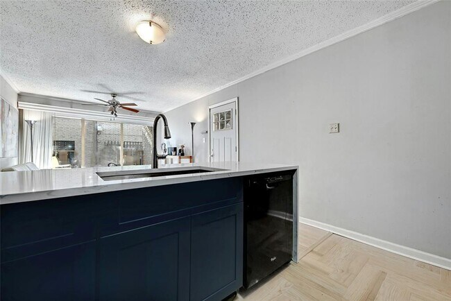 1304 Summit St Austin, TX 78741 photo 5