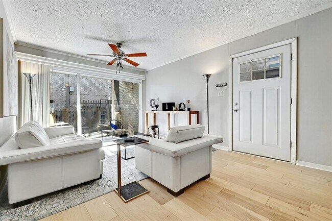 1304 Summit St Austin, TX 78741 photo 2