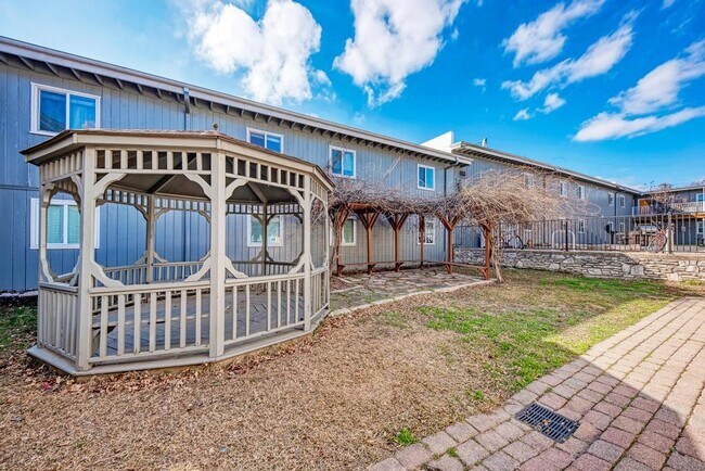 2401 Manor Rd Austin, TX 78722 photo 3