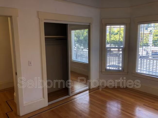 937 International Blvd Oakland, CA 94606 photo 5