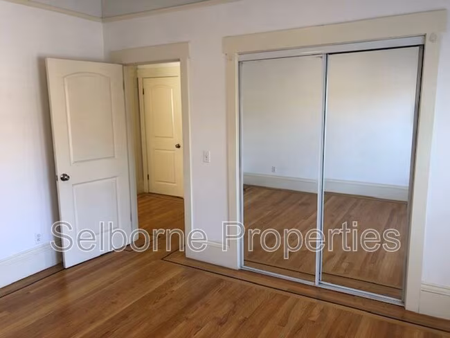 937 International Blvd Oakland, CA 94606 photo 4