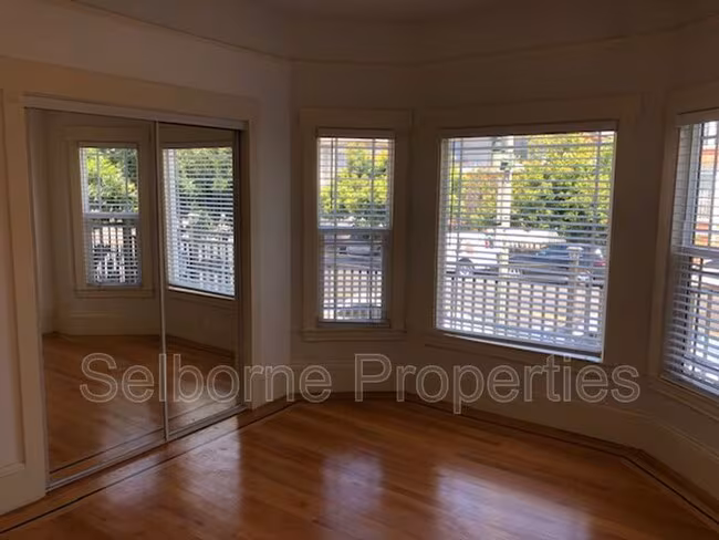 937 International Blvd Oakland, CA 94606 photo 2