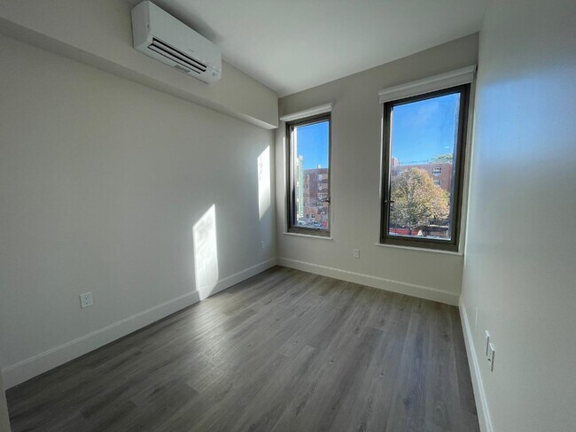 77 Commercial St Brooklyn, NY 11222 photo 2