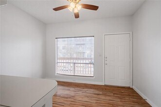 2210 Pearl St Austin, TX 78705 photo 2
