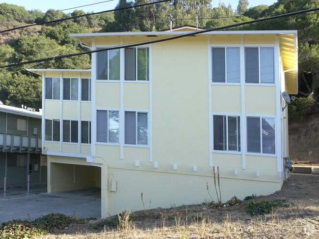 8049 Greenridge Dr Oakland, CA 94605 photo 2