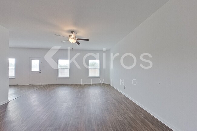 946 Shady Brk New Braunfels, TX 78132 photo 2