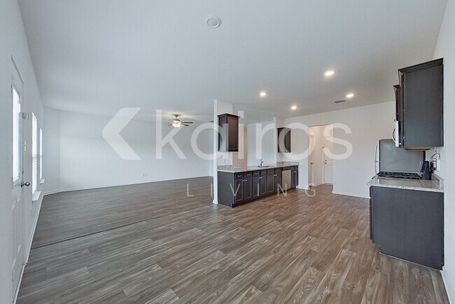 946 Shady Brk New Braunfels, TX 78132 photo 5