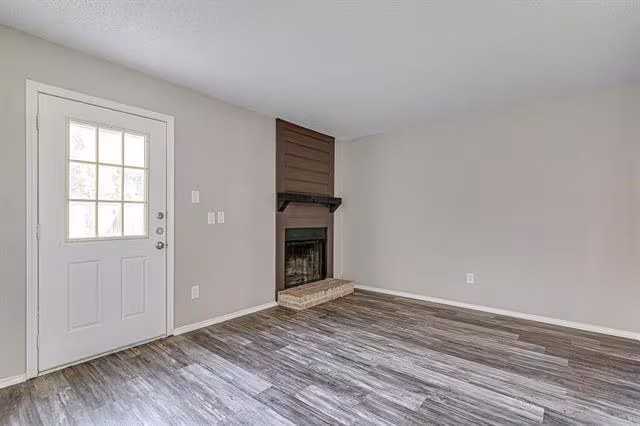 836 Northwest Summercrest Boulevard, Burleson, TX 76028 photo 4
