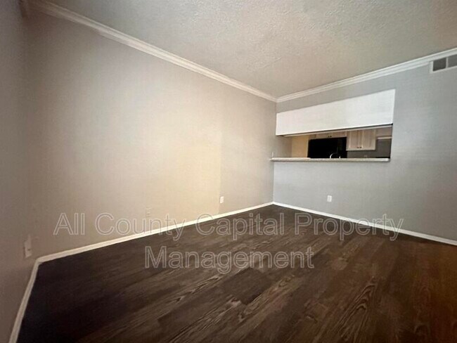 5426 Menchaca Rd Austin, TX 78745 photo 5