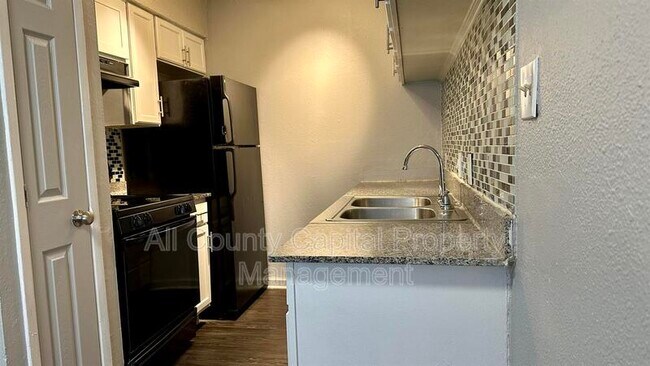 5426 Menchaca Rd Austin, TX 78745 photo 2