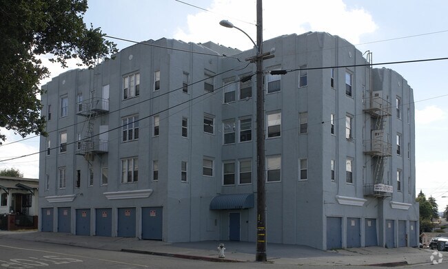 Fairfax Apartments photo 3