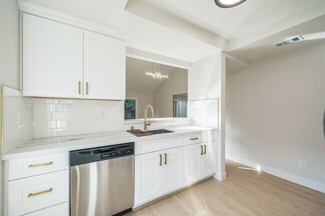 Charming 2BR House in Fremont photo 3