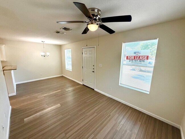 1611 N Navidad St San Antonio, TX 78201 photo 4
