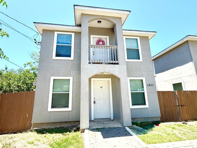 1611 N Navidad St San Antonio, TX 78201 photo 2