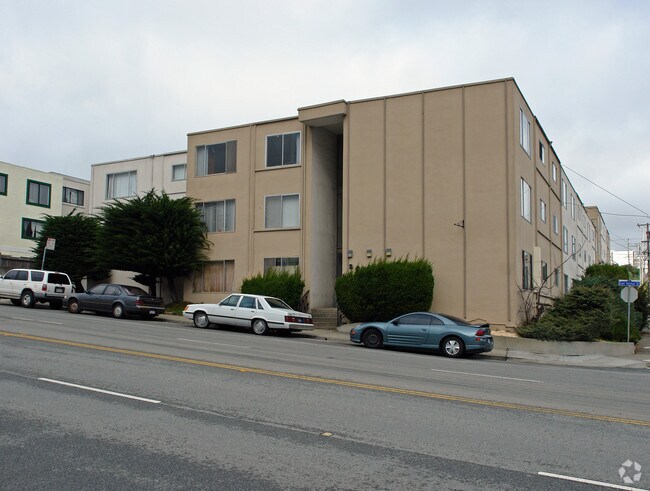 245 E. Market St. photo 4