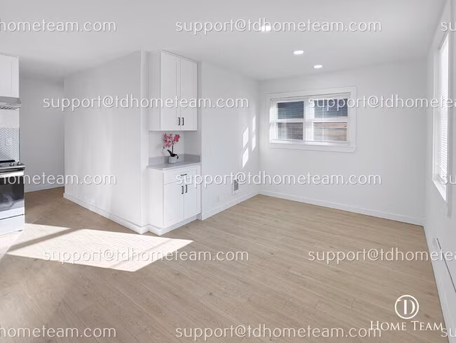 9237 36th Ave S Seattle, WA 98118 photo 2
