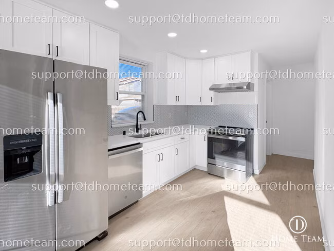 9237 36th Ave S Seattle, WA 98118 photo 3