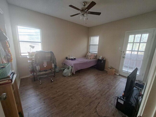 706 W 22nd St Austin, TX 78705 photo 3