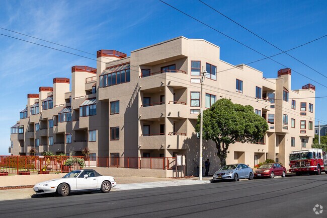 Two Bed One Bath/ocean Views/ Steps From Beach/parking/in Unit Laundry photo 2