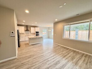 7467 87th Dr Ne photo 2