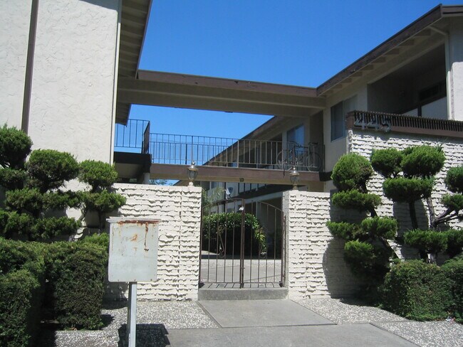 445 Acalanes Dr Sunnyvale, CA 94086 photo 2