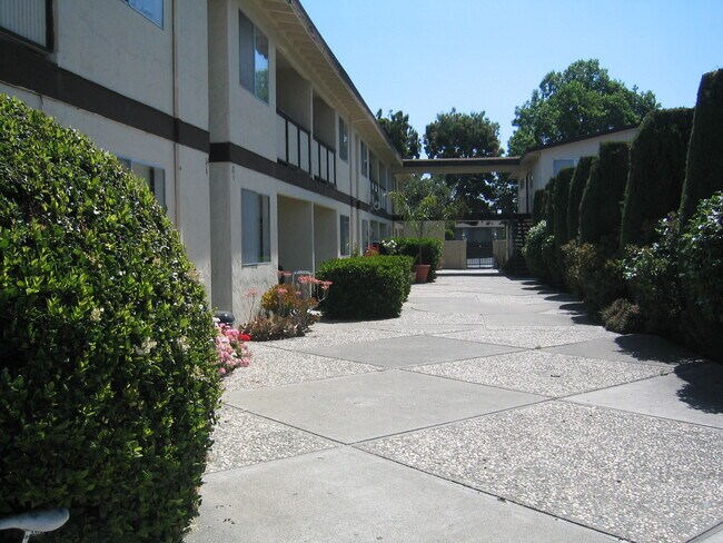 445 Acalanes Dr Sunnyvale, CA 94086 photo 3
